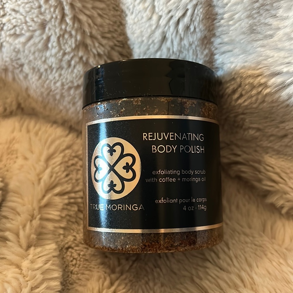 Exfoliating body scrub with coffee and moringa oil